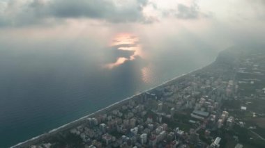 Şehrin üzerinde renkli günbatımı