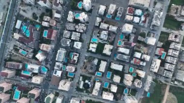 Şehrin üzerinde renkli günbatımı