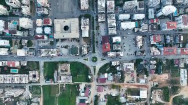 Şehrin üzerinde renkli günbatımı