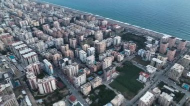 Şehrin üzerinde renkli günbatımı