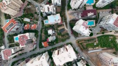 Şehrin üzerinde renkli günbatımı