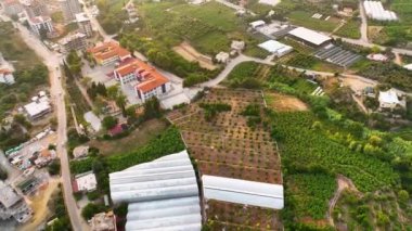 Şehrin üzerinde renkli günbatımı