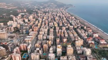 Şehrin üzerinde renkli günbatımı