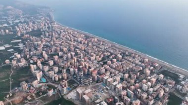 Şehrin üzerinde renkli günbatımı