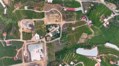 Şehrin üzerinde renkli günbatımı