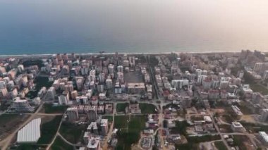 Şehrin üzerinde renkli günbatımı