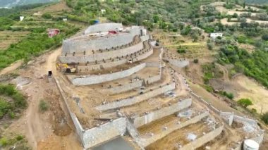 Avokado tarlası manzarası inşa eden çiftçiler