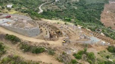 Avokado tarlası manzarası inşa eden çiftçiler