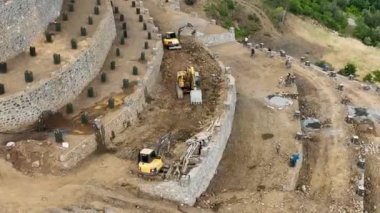 Avokado tarlası manzarası inşa eden çiftçiler