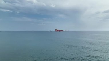 Römorkörler gaz tankerinin denize açılmasına yardım eder.