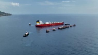 Römorkörler gaz tankerinin denize açılmasına yardım eder.