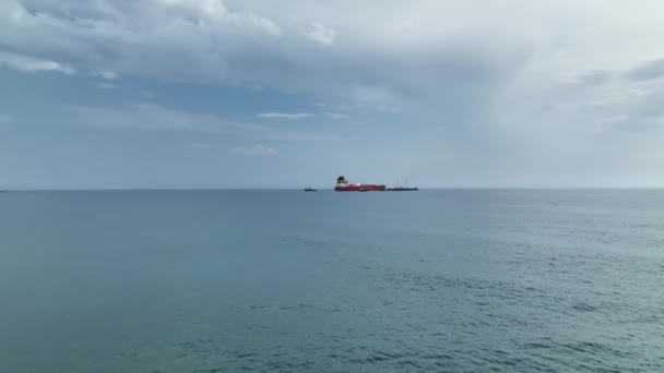 Tugs Help Gas Tanker Sea — Stock Video