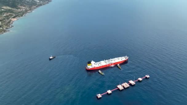 Las Tazas Ayudan Petrolero Salir Mar — Vídeos de Stock