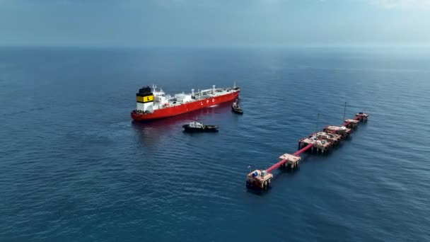 Ρυμουλκά Βοηθούν Δεξαμενόπλοιο Αερίου Πάει Στη Θάλασσα — Αρχείο Βίντεο