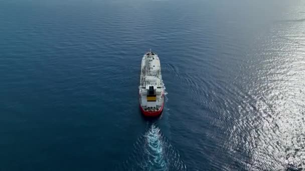 Буксиры Помогают Бензовозу Выйти Море — стоковое видео