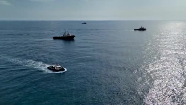 Römorkörler Gaz Tankerinin Denize Açılmasına Yardım Eder — Stok video