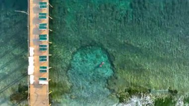 Deniz kenarındaki iskele.