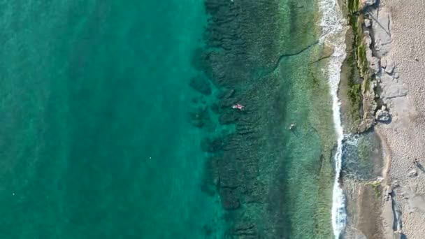 Menschen Schwimmen Meer Luftaufnahme — Stockvideo