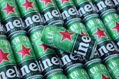 KHARKOV, UKRAINE - 31 Temmuz 2021: Hollanda bira şirketi Heineken N.V tarafından üretilen yeşil teneke kutu Heineken soluk bira.