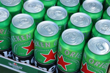 KHARKOV, UKRAINE - 31 Temmuz 2021: Hollanda bira şirketi Heineken N.V tarafından üretilen yeşil teneke kutu Heineken soluk bira.