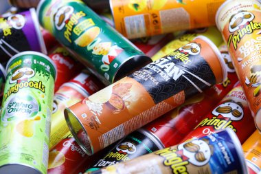KHARKOV, UKRAINE - 30 Mart 2021: Birçok Pringles silindir cips kutuları çeşitli renk ve lezzetlerle. Amerikan markası, Kelloggs 'a ait istiflenebilir patates bazlı cipsler.