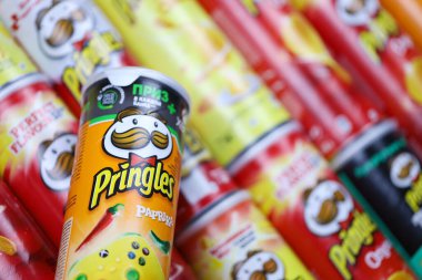 KHARKOV, UKRAINE - 30 Mart 2021: Birçok Pringles silindir cips kutuları çeşitli renk ve lezzetlerle. Amerikan markası, Kelloggs 'a ait istiflenebilir patates bazlı cipsler.