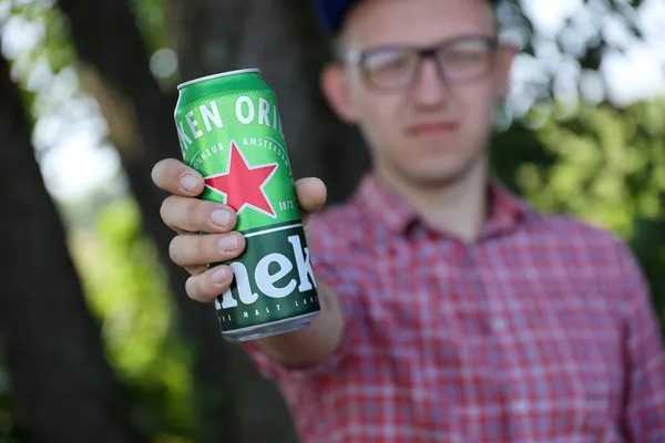 Kharkov Ukraine 2021年7月31日 荷兰酿造公司Heineken V生产的喜力淡淡啤酒绿色罐装人 — 图库照片