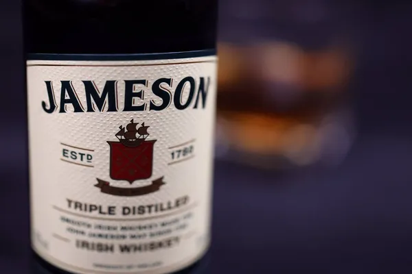 Kharkov Ukraine 2020年12月3日 Jameson在深黑色背景下蒸煮了3杯爱尔兰威士忌 精英酒精生产 — 图库照片