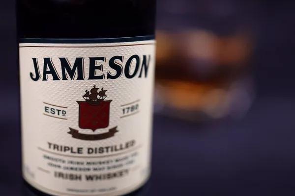 Kharkov Ukraine December 2020 Jameson Tripla Desztillált Whisky Palack Sötét — Stock Fotó