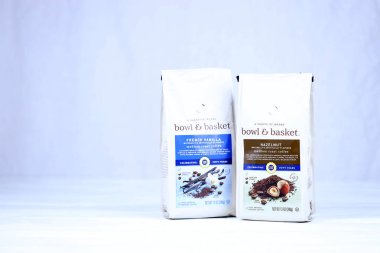 KHARKOV, UKRAINE - 14 Mart 2021: Bowl ve Basket Fransız vanilyası ve Shoprite perakendecilerinden süpermarketler kooperatifi fındık kahvesi üretimi