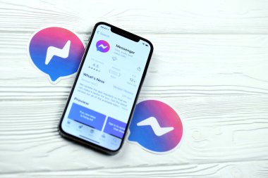 KHARKOV, UKRAINE - 5 Mart 2021: Facebook kurye simgesi ve uygulaması iPhone 12 'den beyaz ahşap masadaki profesyonel ekranda