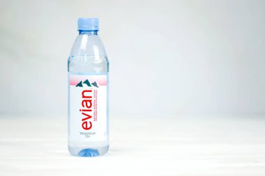 KHARKOV, UKRAINE - 2 Temmuz 2021: Bir şişe Evian Doğal Su. Amphion, Haute-Savoie, Fransa 'daki Evian şişe fabrikası