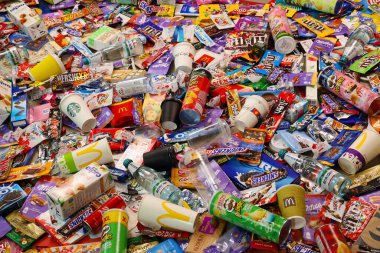 KHARKOV, UKRAINE - 10 AĞUSTOS 2021: Ünlü markalı yiyecek ve içecek üretiminde kullanılan büyük yığın ve boş tek kullanımlık paketler ve fincanlar