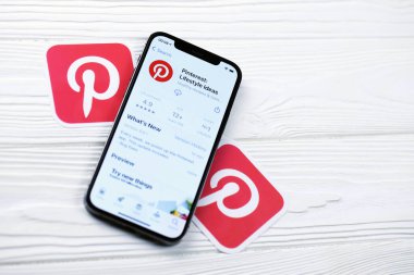 KHARKOV, UKRAINE - 5 Mart 2021: Pinterest simgesi ve uygulaması iPhone 12 'den beyaz ahşap masadaki profesyonel ekranda