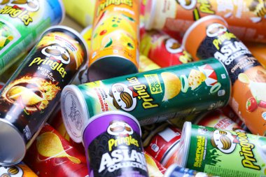 KHARKOV, UKRAINE - 30 Mart 2021: Birçok Pringles silindir cips kutuları çeşitli renk ve lezzetlerle. Amerikan markası, Kelloggs 'a ait istiflenebilir patates bazlı cipsler.
