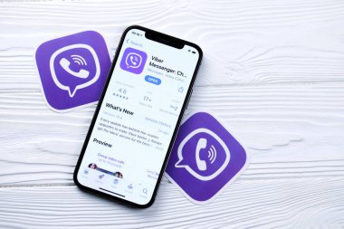 KHARKOV, UKRAINE - 5 Mart 2021: Viber simgesi ve uygulaması iPhone 12 'den beyaz ahşap masadaki profesyonel ekranda