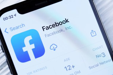 KHARKOV, UKRAINE - 5 Mart 2021: Facebook simgesi ve uygulaması iPhone 12 'den beyaz ahşap masadaki profesyonel ekranda