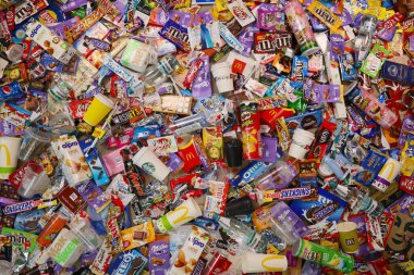 KHARKOV, UKRAINE - 10 AĞUSTOS 2021: Ünlü markalı yiyecek ve içecek üretiminde kullanılan büyük yığın ve boş tek kullanımlık paketler ve fincanlar