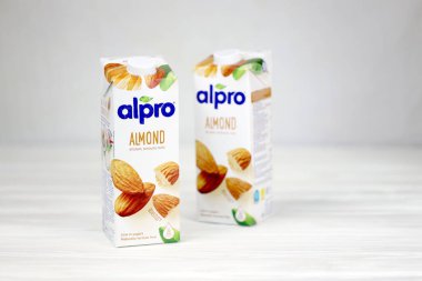 KHARKOV, UKRAINE - 2 Temmuz 2020: Avrupa 'daki Wevelgem, Belçika merkezli Alpro badem ve fındık süt paketleri