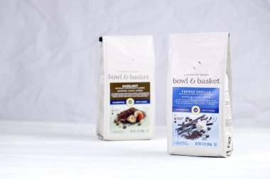 KHARKOV, UKRAINE - 14 Mart 2021: Bowl ve Basket Fransız vanilyası ve Shoprite perakendecilerinden süpermarketler kooperatifi fındık kahvesi üretimi