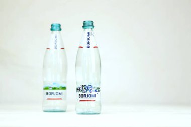 KHARKOV, UKRAINE - 2 Temmuz 2021: Orta Gürcistan 'daki Borjomi Boğazı' ndaki doğal gazlı maden suyu markası