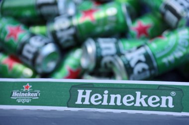 KHARKOV, UKRAINE - 31 Temmuz 2021: Hollanda bira şirketi Heineken N.V tarafından üretilen yeşil teneke kutu Heineken soluk bira.
