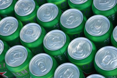 KHARKOV, UKRAINE - 31 Temmuz 2021: Hollanda bira şirketi Heineken N.V tarafından üretilen yeşil teneke kutu Heineken soluk bira.