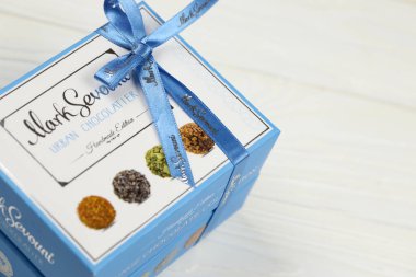 KHARKOV, UKRAINE - 14 Şubat 2021: Mark Sevouni kentsel çikolata üretimi el yapımı yuvarlak şekerler. Mark Sevouni, Erivan, Ermenistan merkezli bir çikolata üreticisi.