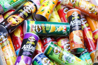KHARKOV, UKRAINE - 30 Mart 2021: Birçok Pringles silindir cips kutuları çeşitli renk ve lezzetlerle. Amerikan markası, Kelloggs 'a ait istiflenebilir patates bazlı cipsler.