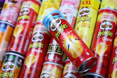 KHARKOV, UKRAINE - 30 Mart 2021: Birçok Pringles silindir cips kutuları çeşitli renk ve lezzetlerle. Amerikan markası, Kelloggs 'a ait istiflenebilir patates bazlı cipsler.