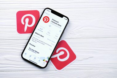 KHARKOV, UKRAINE - 5 Mart 2021: Pinterest simgesi ve uygulaması iPhone 12 'den beyaz ahşap masadaki profesyonel ekranda