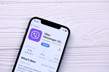 KHARKOV, UKRAINE - 5 Mart 2021: Viber simgesi ve uygulaması iPhone 12 'den beyaz ahşap masadaki profesyonel ekranda