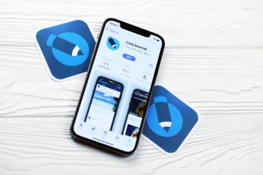 KHARKOV, UKRAINE - 5 Mart 2021: Livejournal simgesi ve uygulaması iPhone 12 profesyonel ekranda beyaz ahşap masadadır