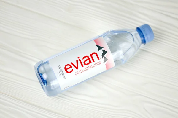 Kharkov Ucrânia Julho 2021 Garrafa Água Mineral Natural Evian Fábrica — Fotografia de Stock